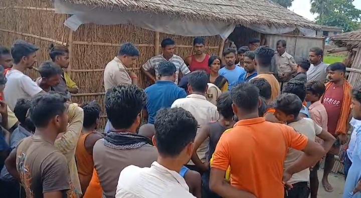 ये क्या बात हुई! भाई ने फोन से बात करने से रोका, तो युवती ने उठाया ऐसा खौफनाक कदम, कि परिजनों के पैरों तले खिसक गई जमीन 