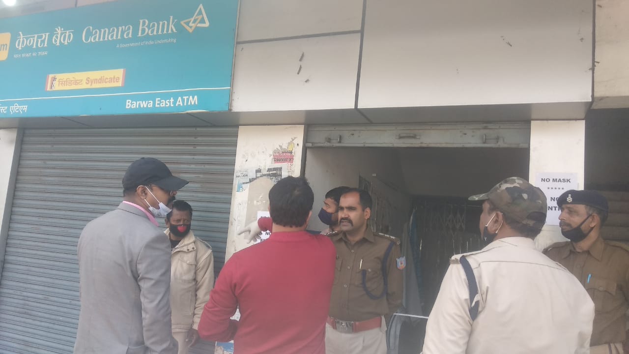 धनबाद में केनरा बैंक में चोरी : CCTV कैमरे को घुमा कर शटर तोड़ी