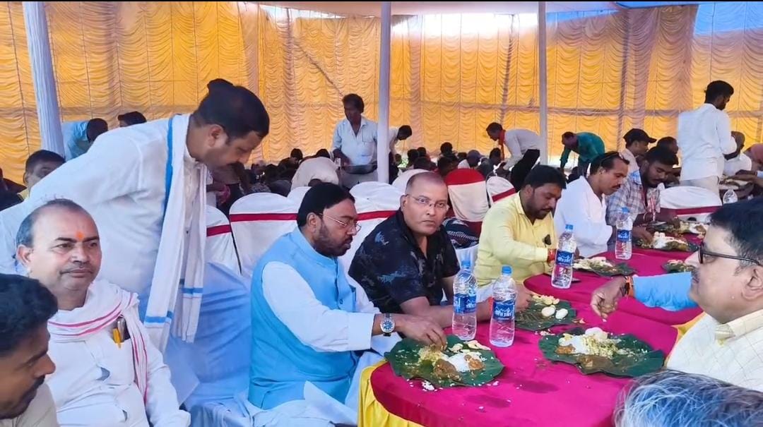 नेमरा ही नहीं देवघर में भी शिबू सोरेन के लिए शांति भोज आयोजित, स्थानीय विधायक सहित हज़ारों लोगों ने ग्रहण किया बारहवां का प्रसाद