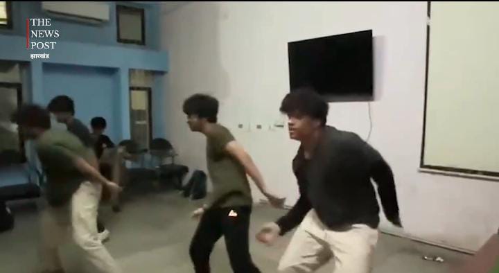 उफ्फ क्या अदा है ! जब कैटरीना के गाने पर IIT के छात्रों ने नोरा फतेह की तरह लचकाई कमर, तो झूम उठें लोग, देखें -VIRAL VIDEO