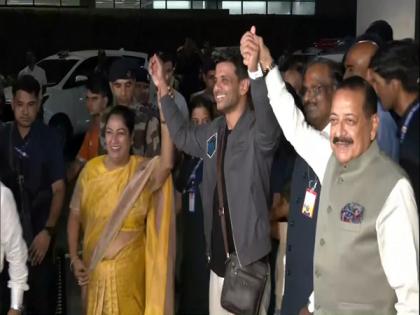 अंतरिक्ष यात्री शुभांशु शुक्ला भारत लौटे, एयरपोर्ट पर जोरदार स्वागत, क्या कहा जानिए