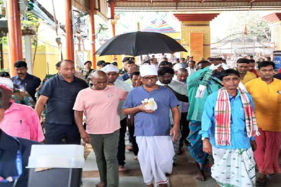 रजरप्पा में गुरुजी का अस्थि विसर्जन: मुख्यमंत्री हेमंत सोरेन ने निभाया पुत्र धर्म, संथाली रीति से दी अंतिम विदाई