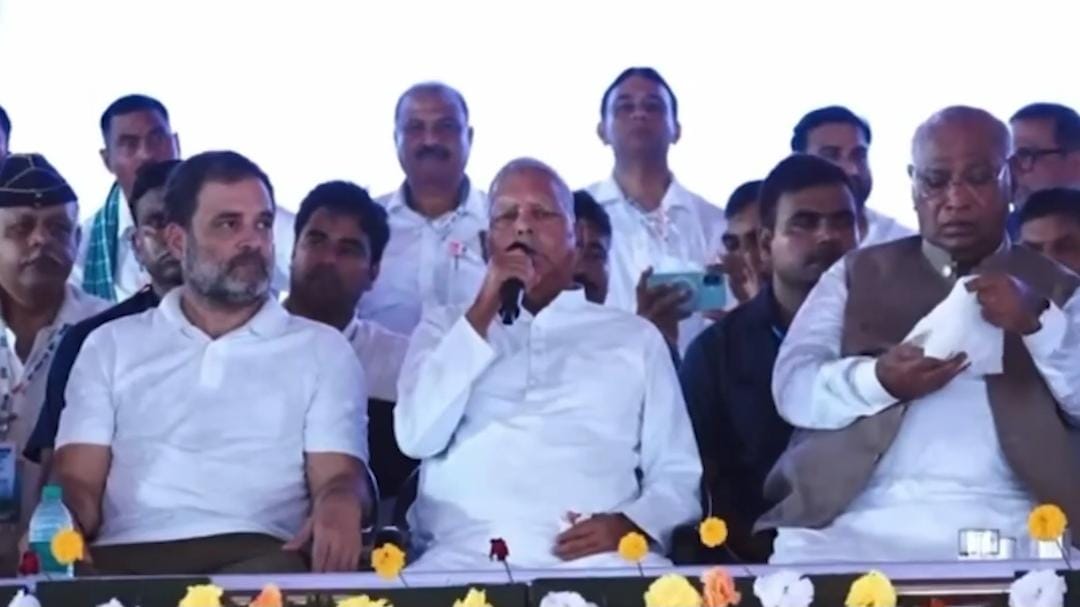 पुराने अंदाज में लौटे लालू यादव, मंच पर गाने लगे 'लागल-लागल झूलनिया में धाक्का बलम, कलकत्ता चल', देखिए वायरल वीडियो