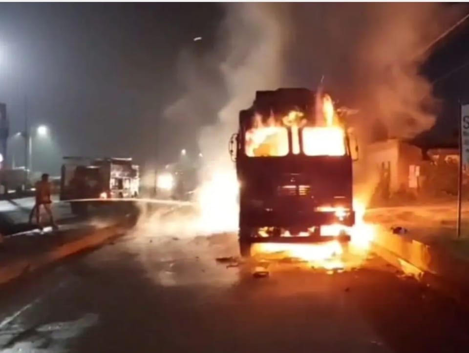 धनबाद के बरवाअड्डा जीटी रोड पर आधी रात के बाद ऐसे धू-धू कर जला कोयला लोड ट्रक !