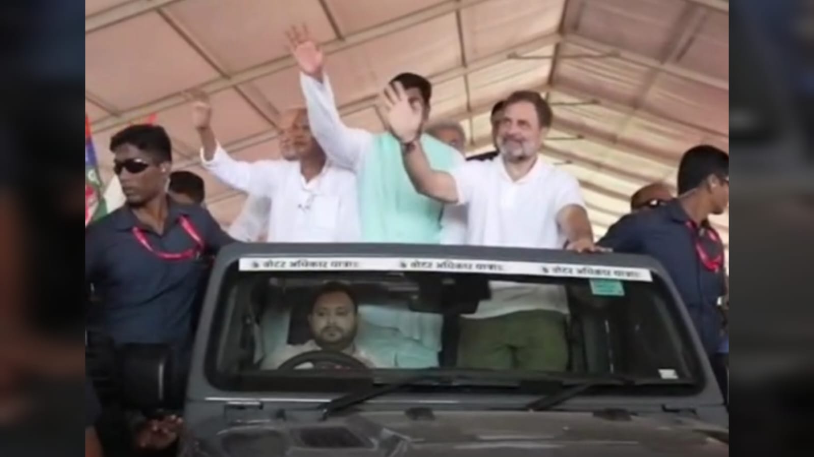 सासाराम में वोट अधिकार रैली के बाद रोड शो, तेजस्वी ने थामी राहुल की जीप की स्टीयरिंग