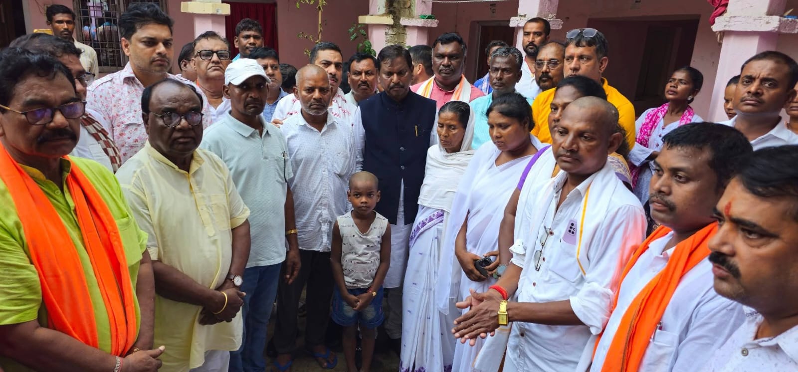 सूर्या हांसदा के घर पहुंची भाजपा की टीम!मांझी-प्रधानी परिवार का लड़का अपराधी नहीं हो सकता   