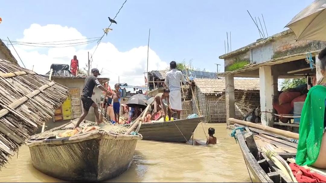 साहिबगंज में लगातार बढ़ रहा गंगा नदी का जलस्तर, पश्चिम बंगाल और बिहार के सीमावर्ती क्षेत्रों में फंसी है झारखंड के लोगों की जिंदगी