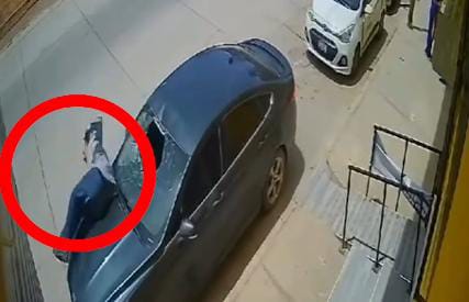 मौत को छुकर टक से वापस आ गया....छत से गिरकर कार में अटका युवक, फिर हुआ कुछ ऐसा कि आँखों पर नहीं होगा विश्वास, देखिए-VIRAL VIDEO