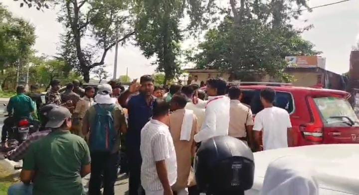 वोट अधिकार यात्रा में ये क्या हुआ? आपस में भिड़े राजद सांसद-विधायक के अंगरक्षक, निर्दलीय प्रत्याशी के समर्थन में लगे नारे