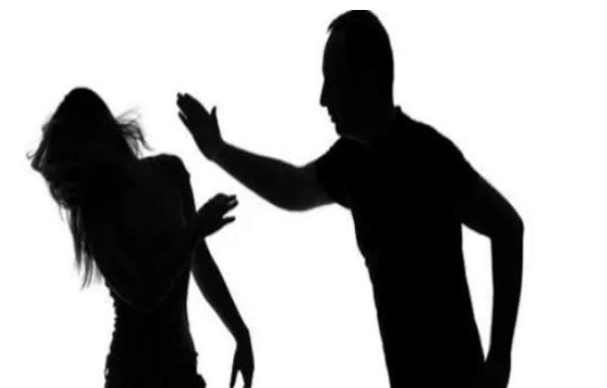 बाप रे बड़े ख़तरनाक लोग है ! पति के थप्पड़ मारने से नाराज पत्नी ने काटा पति का प्राइवेट पार्ट, पढ़ें फिर क्या हुआ ? 