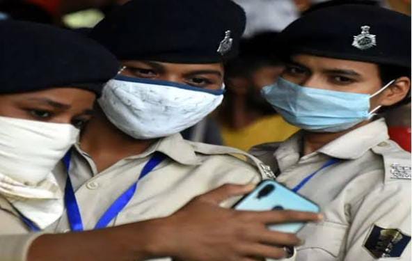 अब पुलिसकर्मियों के साथ अब नहीं ले सकेंगे सेल्फी,डीजीपी के आदेश पर उठा विवाद