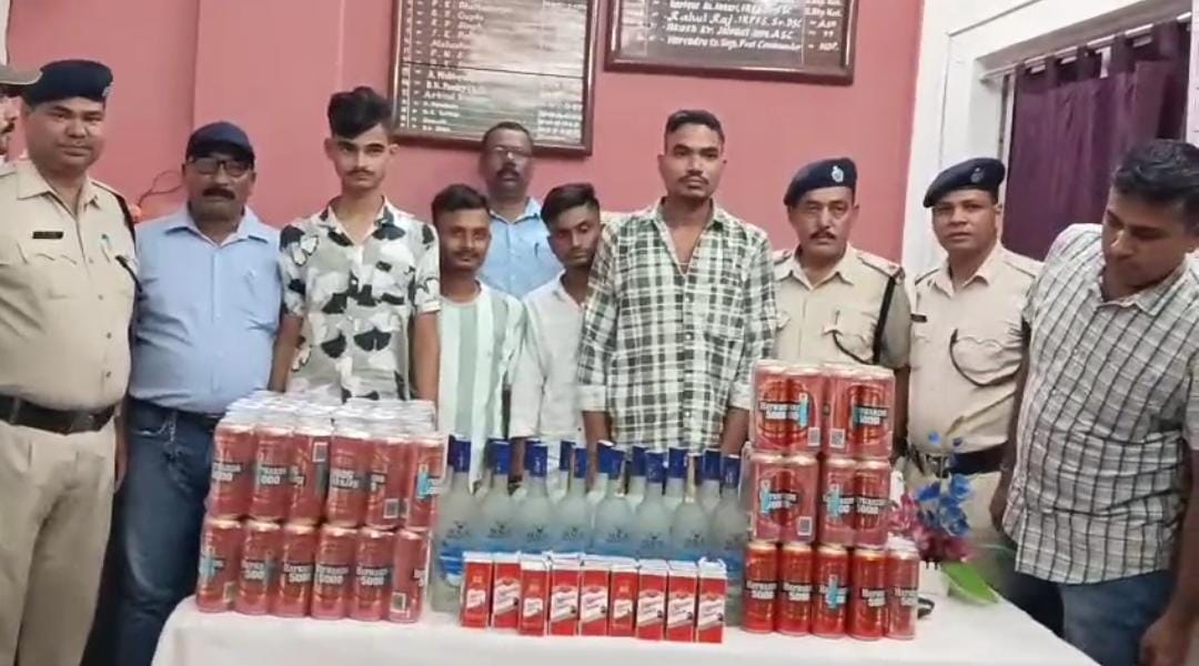 ट्रेन के बाथरूम से भारी मात्रा में विदेशी शराब बरामद, बिहार के चार तस्कर गिरफ्तार