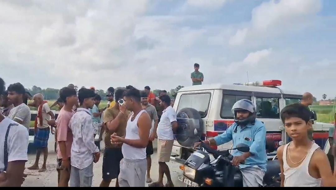 मुजफ्फरपुर में बेरहमी से अज्ञात महिला की हत्या, गुस्साए ग्रामीणों ने पुलिस की गाड़ी को तोड़ा 