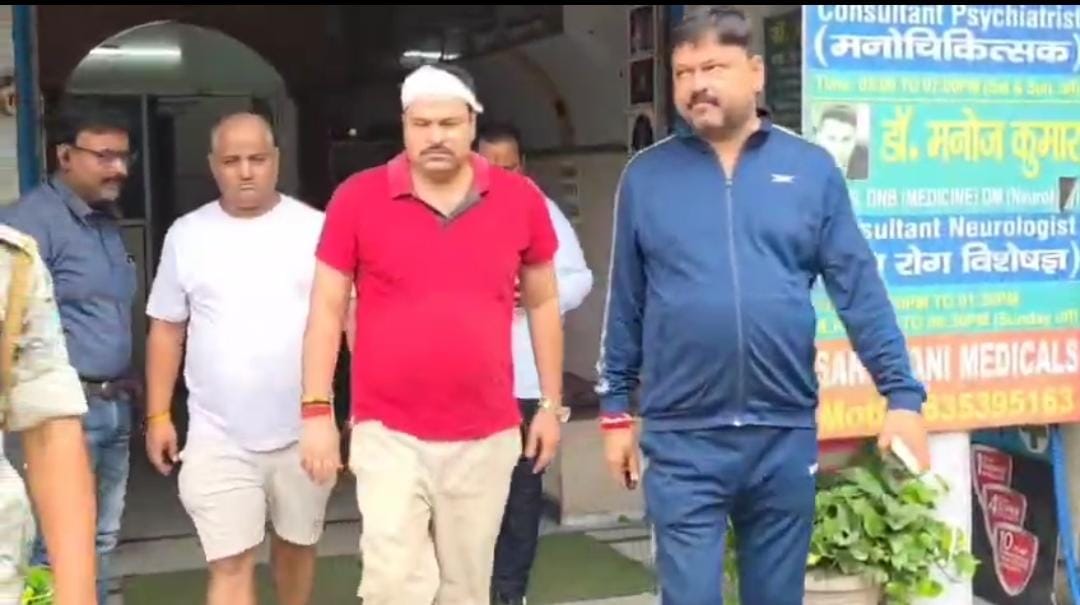 बोकारो में सड़क जाम हटाने को लेकर भारी बवाल, प्रदर्शनकारियों ओर पुलिस के बीच झड़प, थाना प्रभारी का सिर फटा