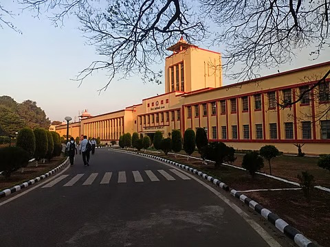 रांची में कॉलेज कैंपस में घुस कर मनचलों ने छात्रा को छेड़ा फिर कर दिया ब्लेड से चेहरे पर वार, खूब हो रहा बवाल