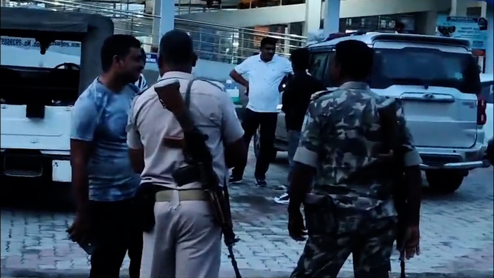 BREAKING: मामूली विवाद में बढ़ गई बात,चाक़ू गोद कर युवक की हत्या, इलाके में सनसनी    