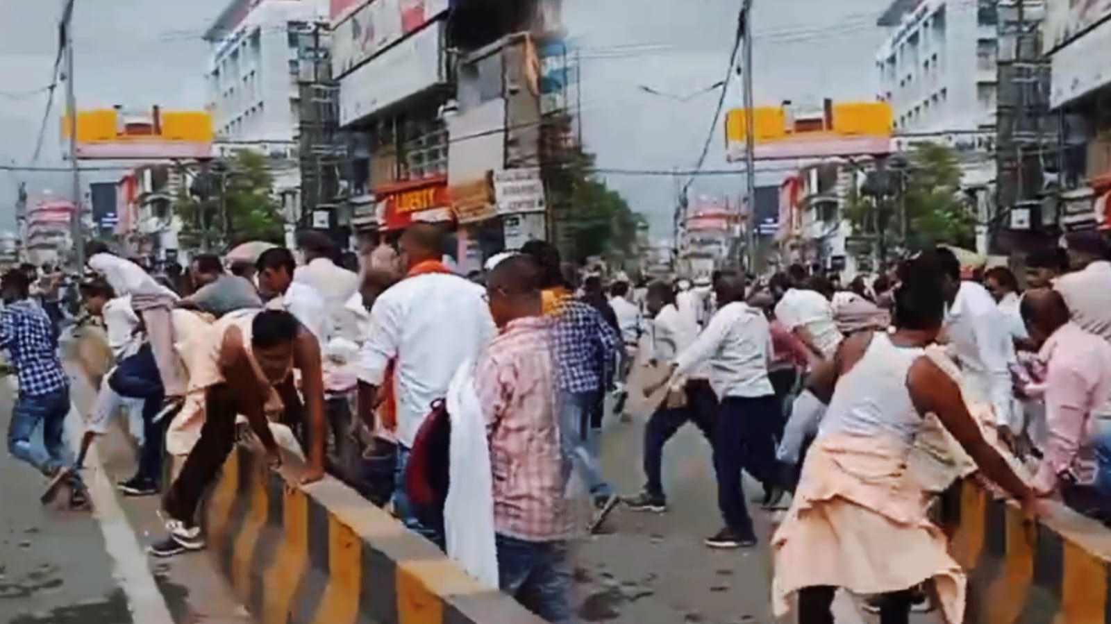 पटना में राशन डीलर्स पर पुलिस ने किया लाठीचार्ज, परमानेंट करने की मांग पर डीलर्स कर रहे थे प्रदर्शन