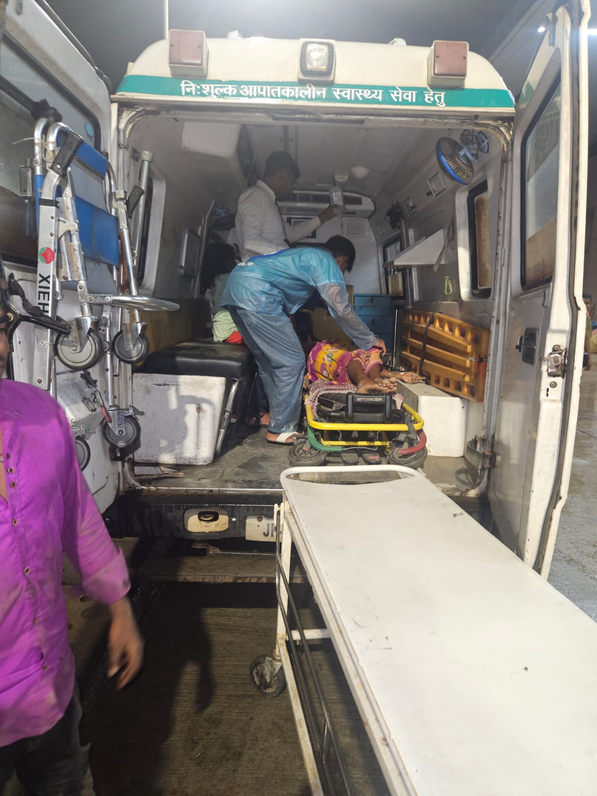 BREAKING:सरायकेला में बड़ा हादसा, मिट्टी से बना कच्चा धंसने से एक ही परिवार के 10 लोग घायल, 7 की हालत गंभीर 