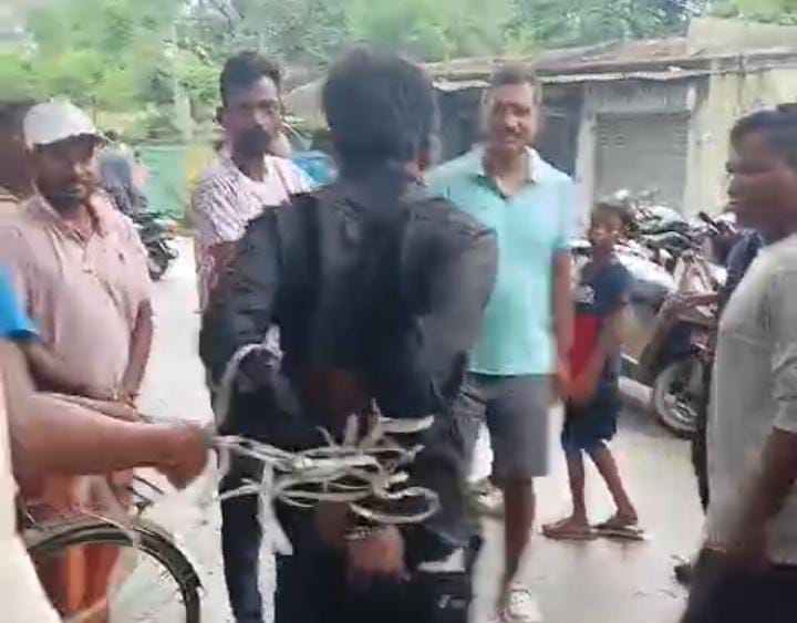 बंद दुकान में चोरी करने में मसगुल था चोर, तभी लोगों ने पकड़कर कर दी धुलाई, देखिये जमशेदपुर का VIRAL VIDEO