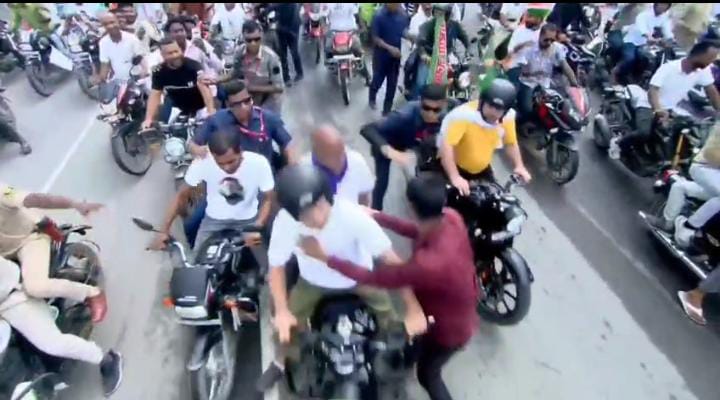 पूर्णिया में राहुल गांधी की सुरक्षा में बड़ी चूक, वोटर अधिकार यात्रा में युवक ने किया KISS देखिए-VIRAL VIDEO 