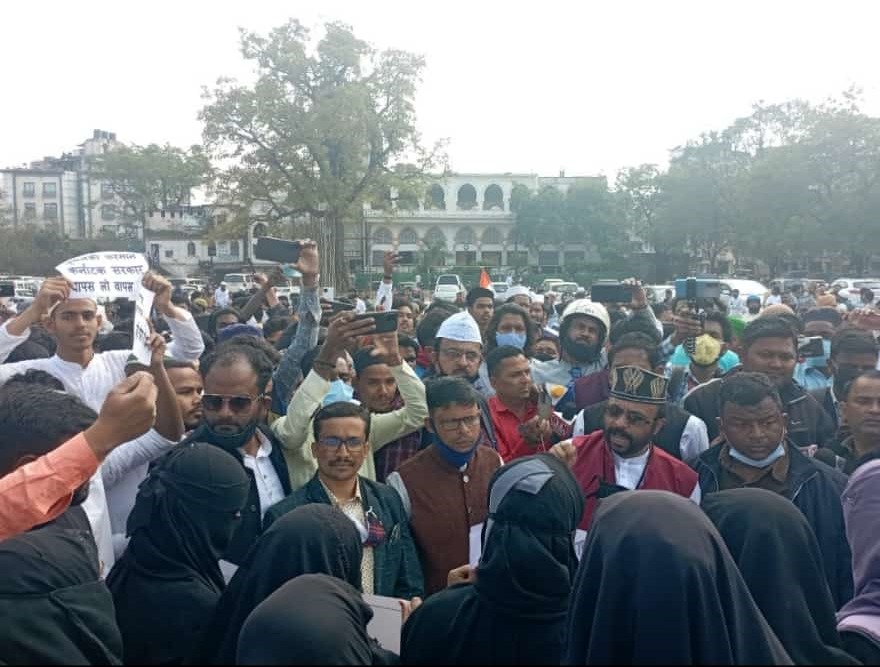 जमशेदपुर में हिजाब के समर्थन और विरोध में अलग--अलग प्रदर्शन