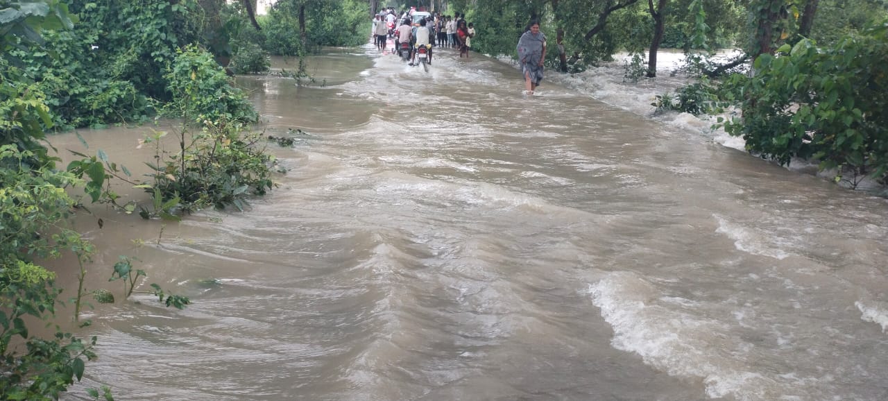 टूट गया सम्पर्क! बिहार यूपी को जोड़ने वाली दुर्गावती ककरैत पथ पर पानी का तेज बहाव, आवागमन पर लगी रोक