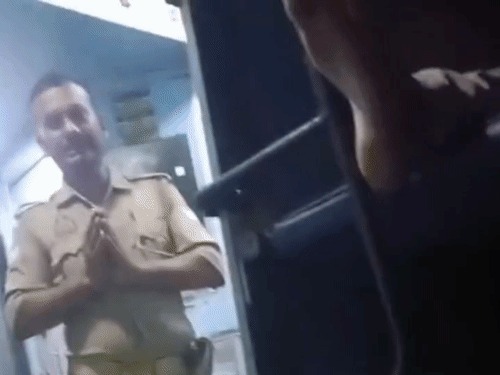 ट्रेन में सो रही लड़की से पुलिस वाले ने कर दी ऐसी हरकत, वीडियो हुआ वायरल तो गिड़गिड़ा कर मांगने लगा माफी