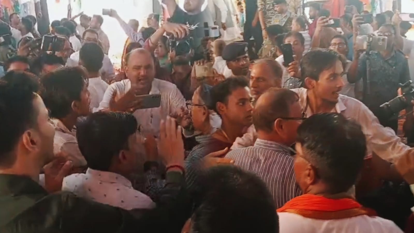 एनडीए कार्यकर्ता सम्मेलन में हंगामा, बेबी कुमारी और गीता कुमारी के समर्थकों के भिड़नें से गरमाया माहौल