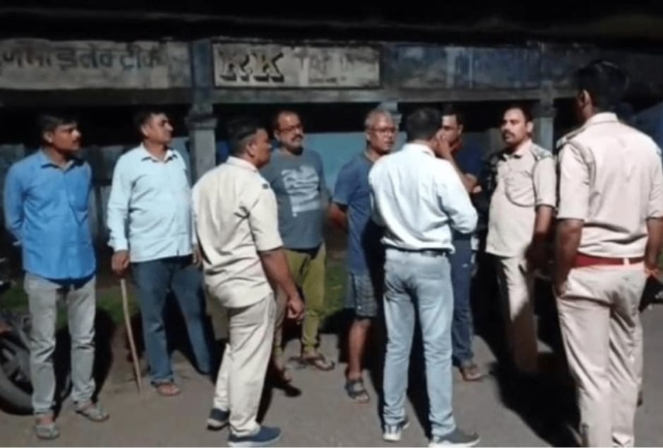 धनबाद में फिर बहा खून: मुखिया पति को दौड़ा कर अपराधियों ने मारी गोली, जान बचाने को भागे तो किया ये हाल