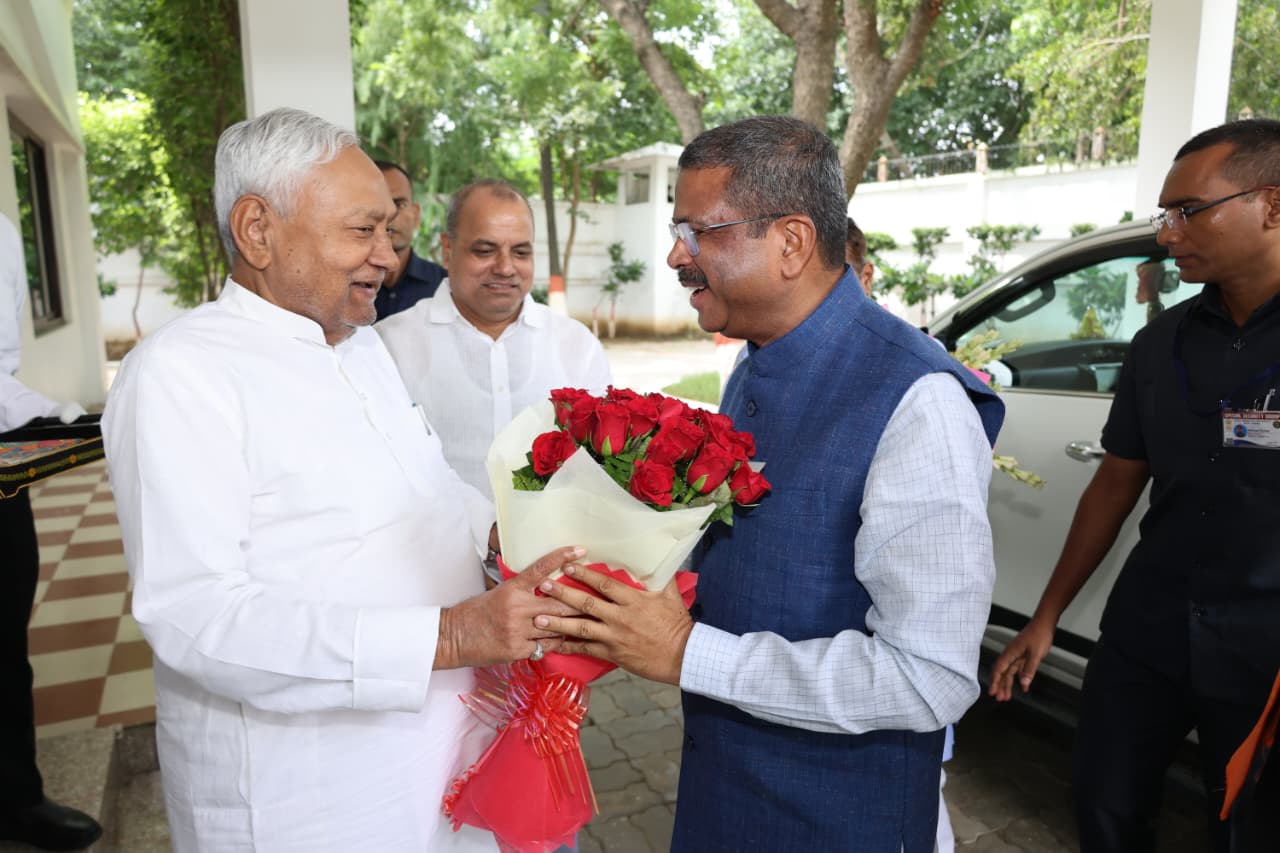 बिहार चुनाव से पहले सीएम नीतीश कुमार से मिले केंद्रीय शिक्षा मंत्री धर्मेंद्र प्रधान, सियासी गलियारों में लगाई जा रही अटकलें