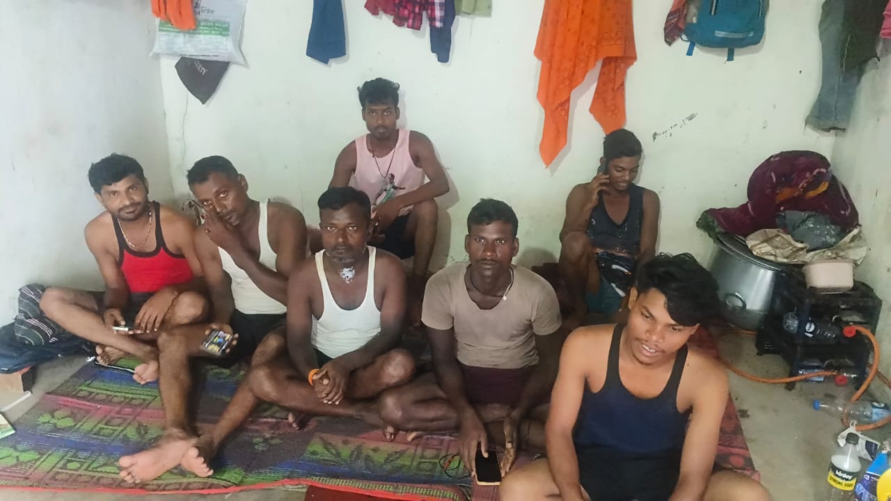 विशाखापट्टनम में दो दिनों से भूखे पेट रूम में बंद है झारखंड के 18 मज़दूर, कंपनी नहीं दे रही पैसा  