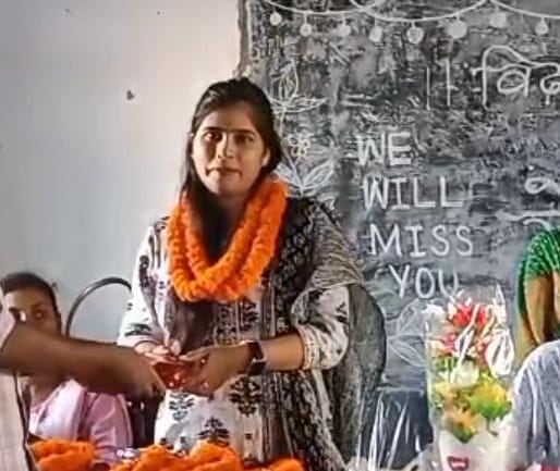 मैम हमें छोड़कर मत जाओ! टीचर की विदाई पर फ़ुट-फ़ुटकर रोने लगे बच्चे,नज़ारा देख भर आया गांव वालों का दिल