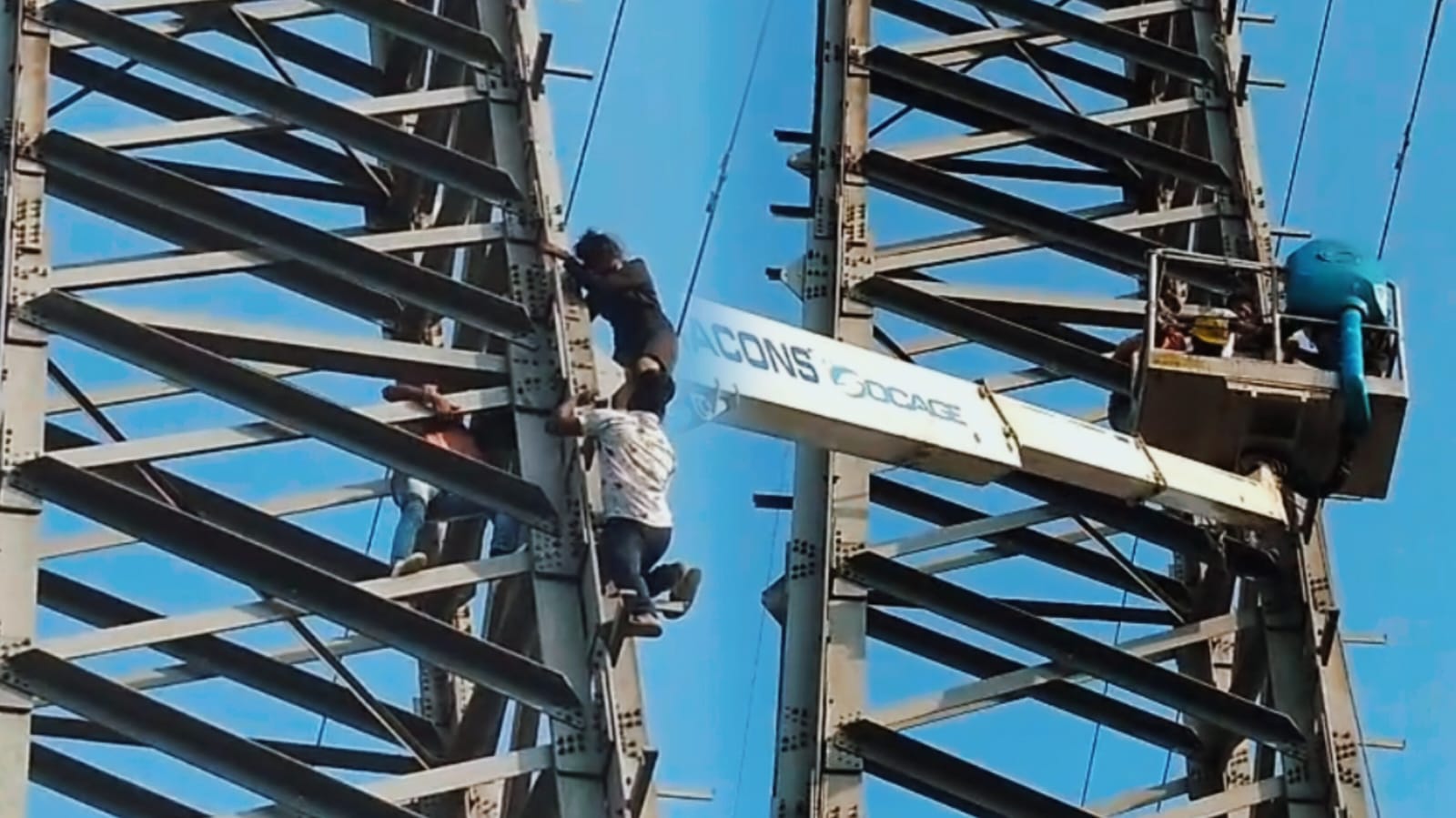 लड़के ने मिलने से किया इनकार तो बिजली के पोल पर चढ़ गई प्रेमिका, फिर हुआ हाई वोल्टेज ड्रामा, देखें वायरल वीडियो