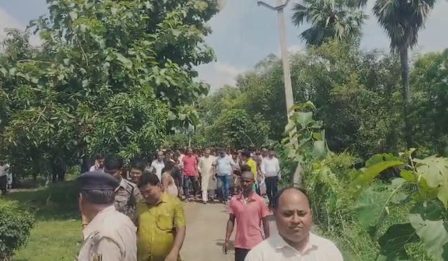 BREAKING : मुख्यमंत्री के जिले में मंत्री और विधायक को लाठी-डंडे लेकर ग्रामीणों ने दौड़ाया, भागकर बचाई जान, बॉडीगार्ड घायल, देखें वीडियो