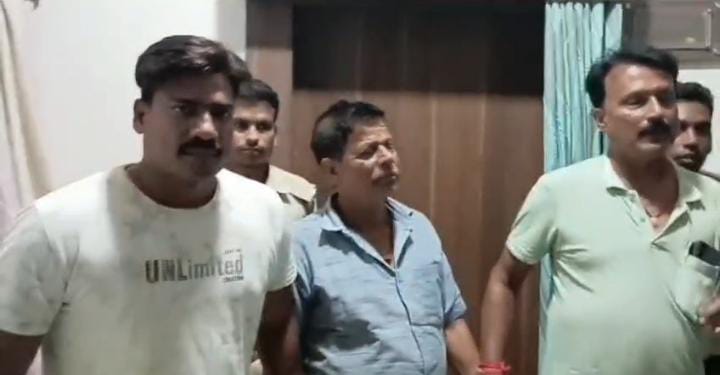घूस लेते रंगे हाथ धराये राजस्व कर्मचारी, निगरानी टीम ने किया गिरफ़्तार 