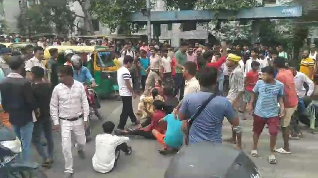 पटना में पांचवी की छात्रा की मौत पर दूसरे दिन भी बवाल, आक्रोशित भीड़ ने पुलिसकर्मी को किया लहूलुहान