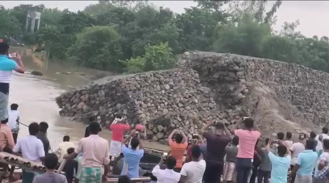 चंद सेकंड में ताश के पत्तों की तरह जमींदोज हुआ गंगा नदी पर बना बोल्डर क्रेटिंग, सिस्टम के साहब की खुल गई पोल, देखिए वायरल वीडियो