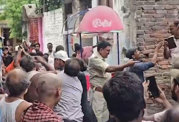 भागलपुर में जमीन विवाद को लेकर बवाल, वार्ड पार्षद की जम कर पिटाई, देखती रह गई पुलिस, देखें वीडियो