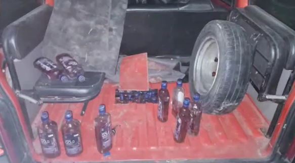 मारूति वैन से बिहार ले जा रहे 112 बोतल विदेशी शराब जब्त,  दो तस्कर गिरफ्तार