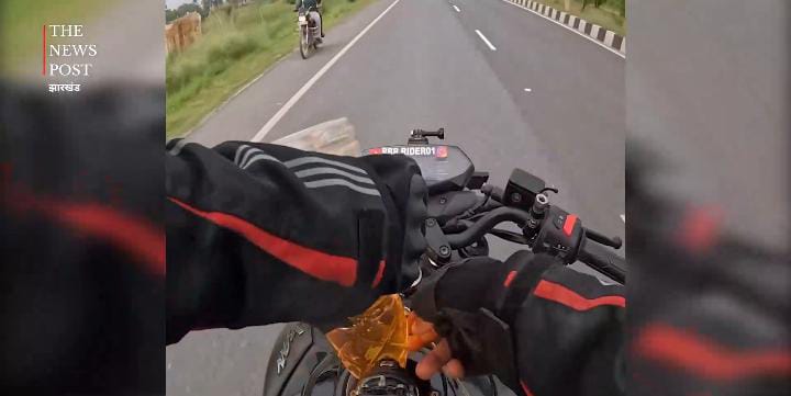 बाप रे! चलती बाइक पर युवक ने किया ऐसा काम की दंग रह गए लोग, आप भी देखिए उसके कारनामे का VIRAL VIDEO