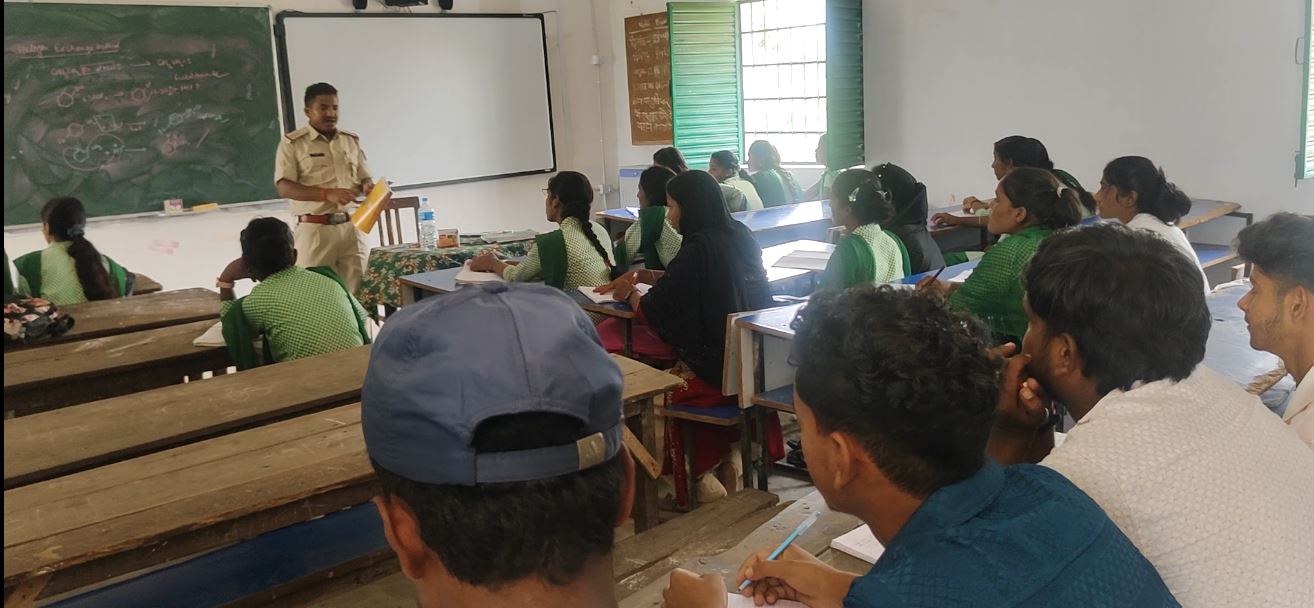 मास्टर बने दरोगा बाबू : पलामू के नक्सल इलाके से निकली अलग तस्वीर