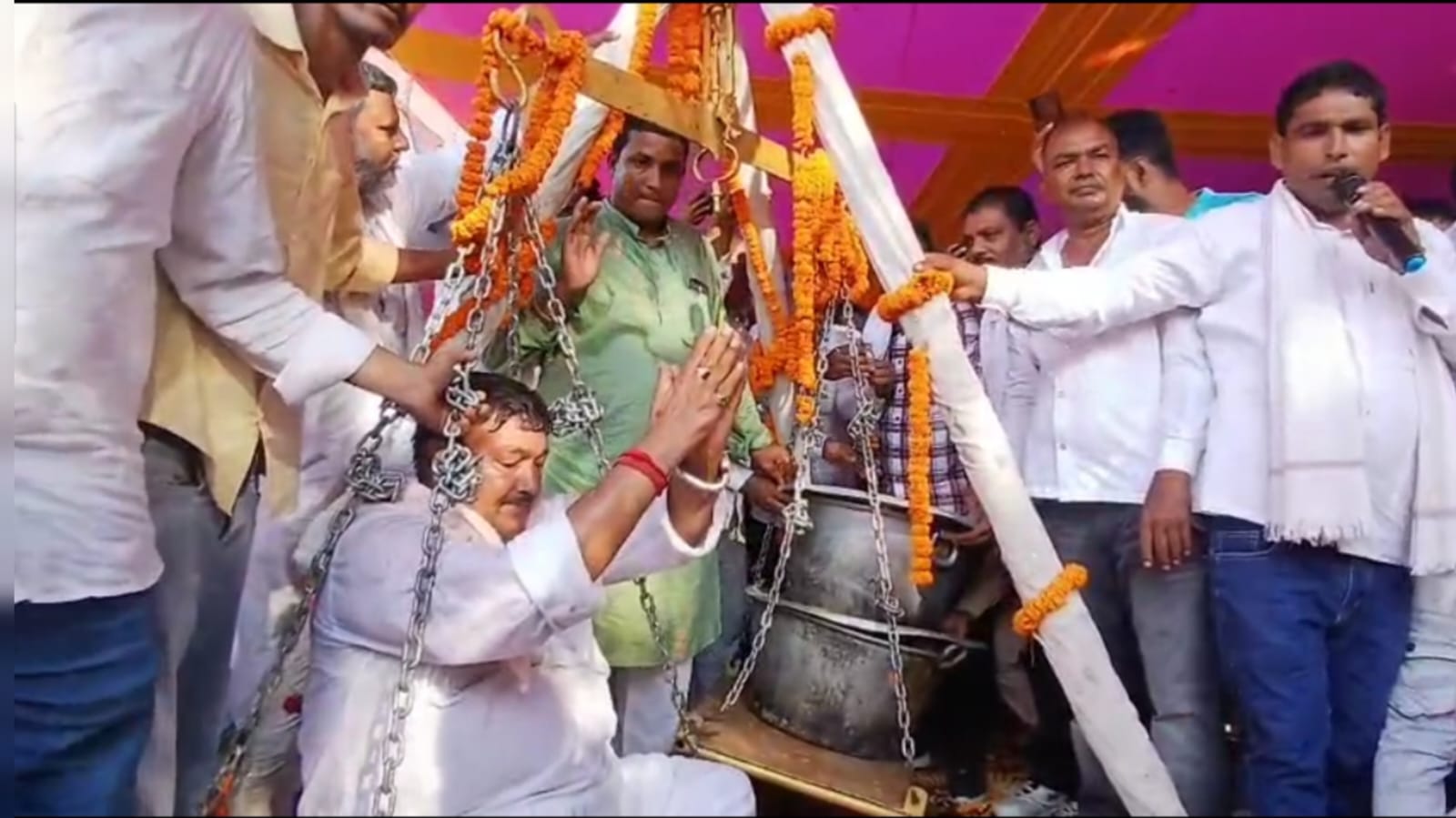 रसगुल्ले से तौले जा रहे थे मंत्री जी, तभी हुआ कुछ ऐसा की पल भर में 98 किलो मिठाई हो गई चट, देखिए वायरल वीडियो