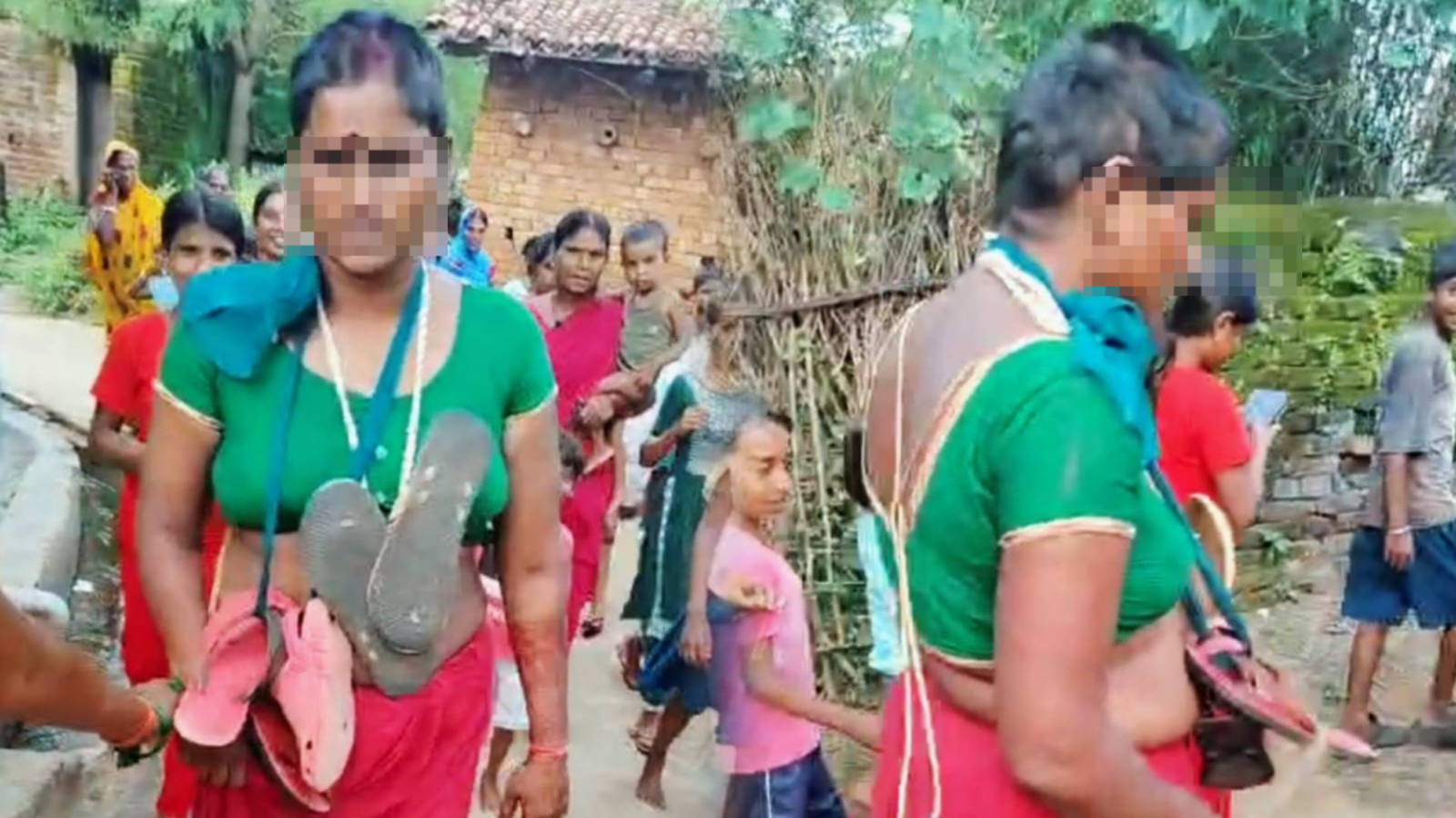 मानवता शर्मसार! पहले काटे महिला के बाल, पहनाई जूते-चप्पलों की माला, फिर घुमाया पूरा गांव, देखिए वायरल वीडियो