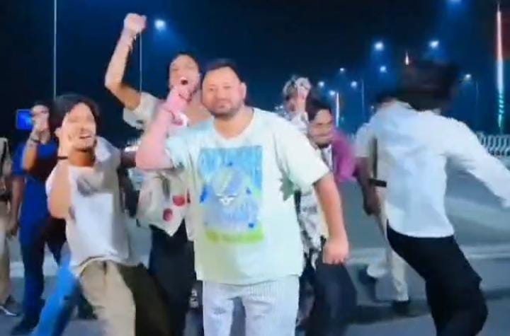 ऐ बाबू लालू बिना चालू...जब लालू के गाने पर तेजस्वी यादव ने लचकाई कमर, तो वीडियो हो गया वायरल, आप भी देखें-VIDEO