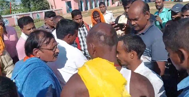 ढेर तुम पढ़ल लिया है का रे...सवाल पूछने पर भड़के विधायक जी, युवक के साथ करने लगे धक्का-मुक्की देखिए-VIRAL VIDEO