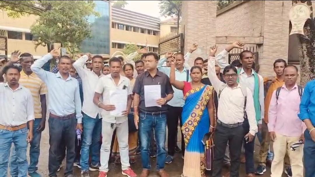 एकलव्य विद्यालय की अनदेखी से भड़के परिजन, डीसी ऑफिस के बाहर प्रदर्शन कर भूख हड़ताल की दी चेतावनी