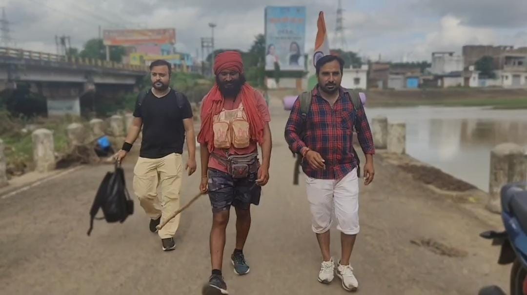 गजब की भक्ति: यूपी का ये किसान पैदल कर रहा है 12 ज्योतिर्लिंग और 4 धाम की यात्रा, जानिए क्या है उद्देश्य 