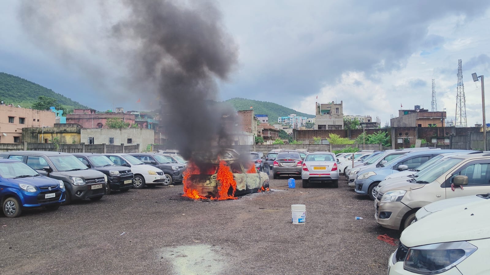 धू-धू कर अचानक जल गई गाड़ी, जमशेदपुर में ट्रू वैल्यू यार्ड में खड़ी कार में लगी आग, देखिए वायरल वीडियो