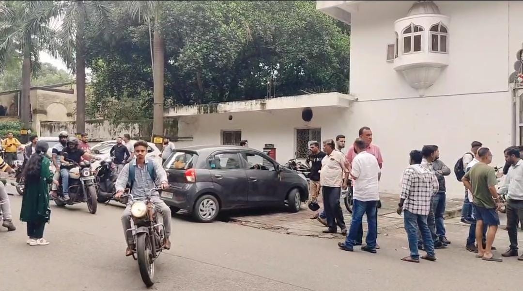 BREAKING : महज 24 घंटे के भीतर जमशेदपुर में दूसरी बड़ी लूट, दिन दहाड़े उड़ा ले गए 30 लाख रुपये, हवाई फायरिंग भी की