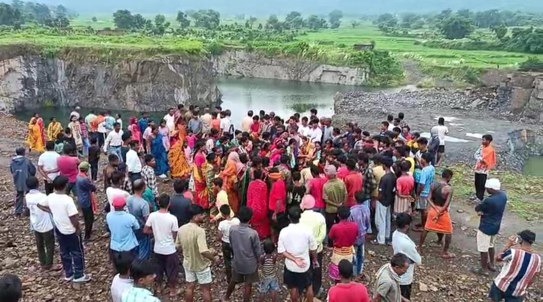 रामगढ़ के पत्थर खदान में दर्दनाक हादसा, एक व्यक्ति की गई जान : सड़क पर शव रख ग्रामीण कर रहें प्रदर्शन